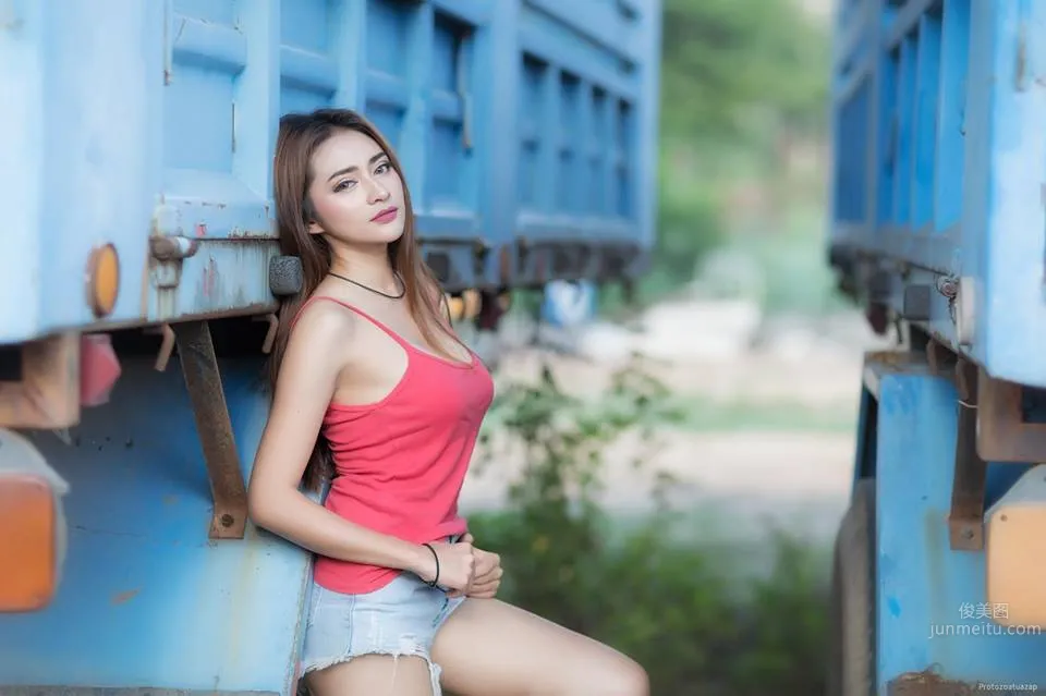 深邃美女Tanyaporn Heebkaew 田间地头香车美女写真_18