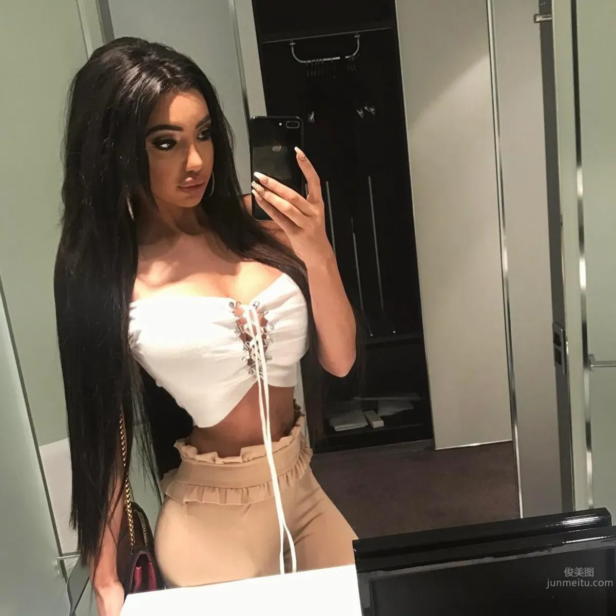 英國性感女星Chloe Khan 令人驚歎的魔鬼身材 21
