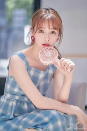 林娜Nydian- 2017CJ showgirl的微博私房照