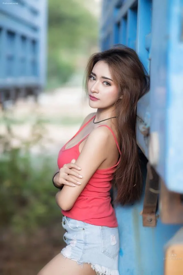 深邃美女Tanyaporn Heebkaew 田间地头香车美女写真_4