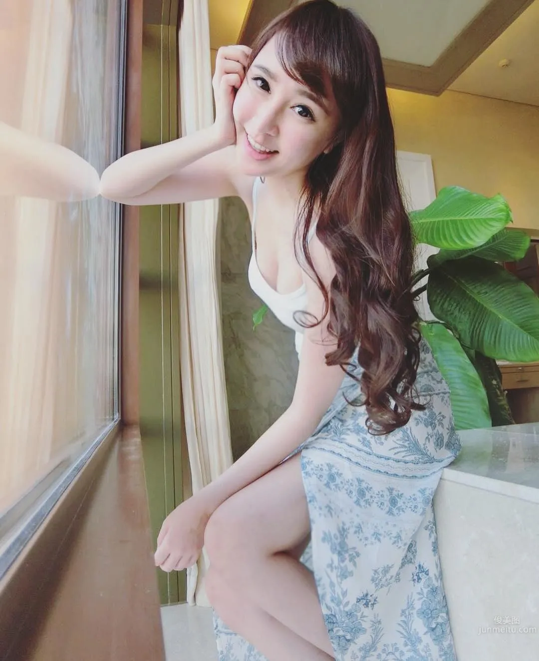 Malaysia Beauty Caster Ng, Ant Waist Shows Off Model's Perfect Figure photo 4