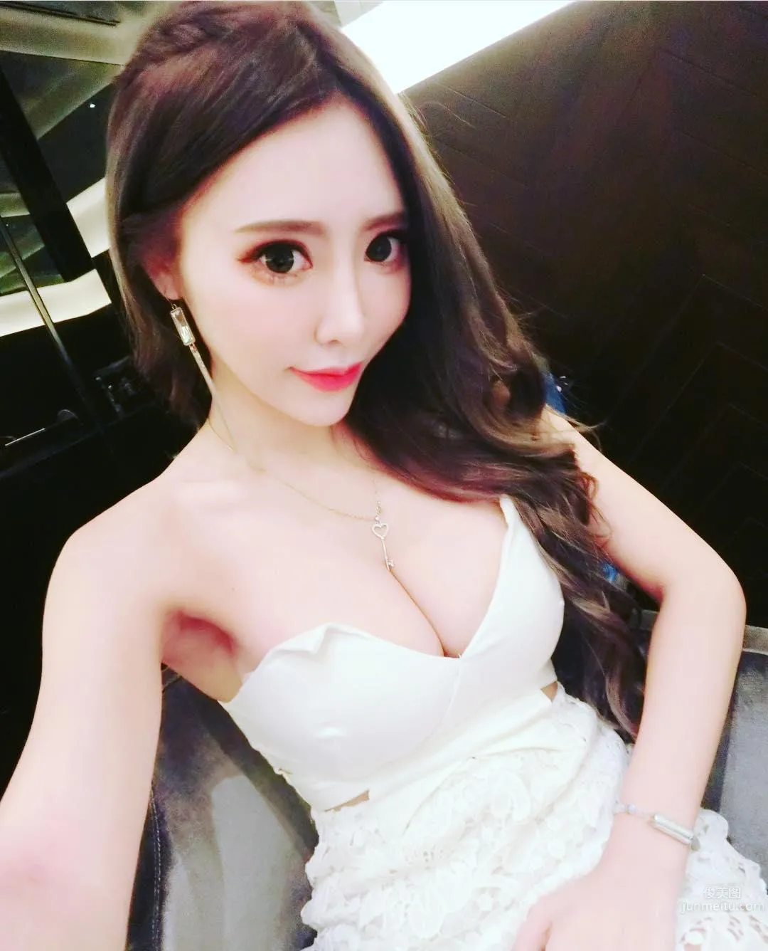 迷幻妖精唐琦琦 美胸馬甲線相得益彰 23