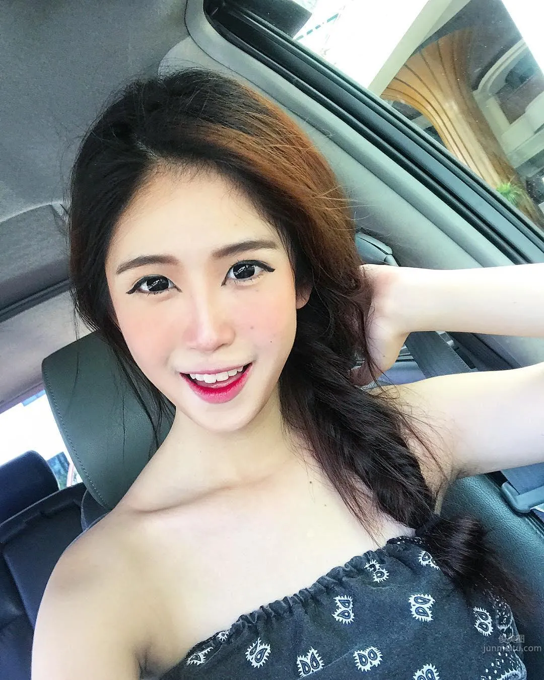 Malaysian Johor Beauty Li Jiali, Star-Like Elegance with Unfathomably Deep Cleavage photo 8