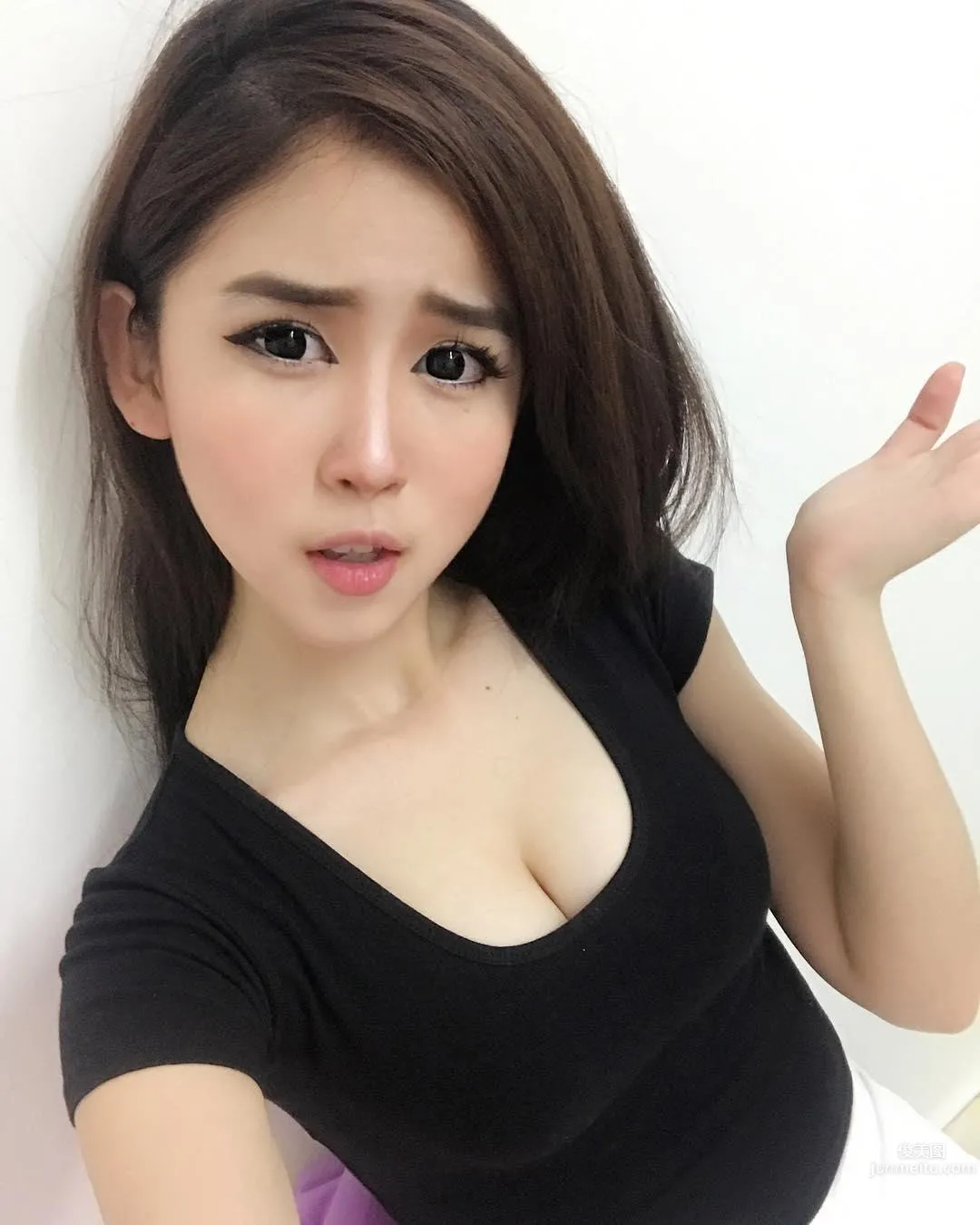 Malaysian Johor Beauty Li Jiali, Star-Like Elegance with Unfathomably Deep Cleavage photo 6