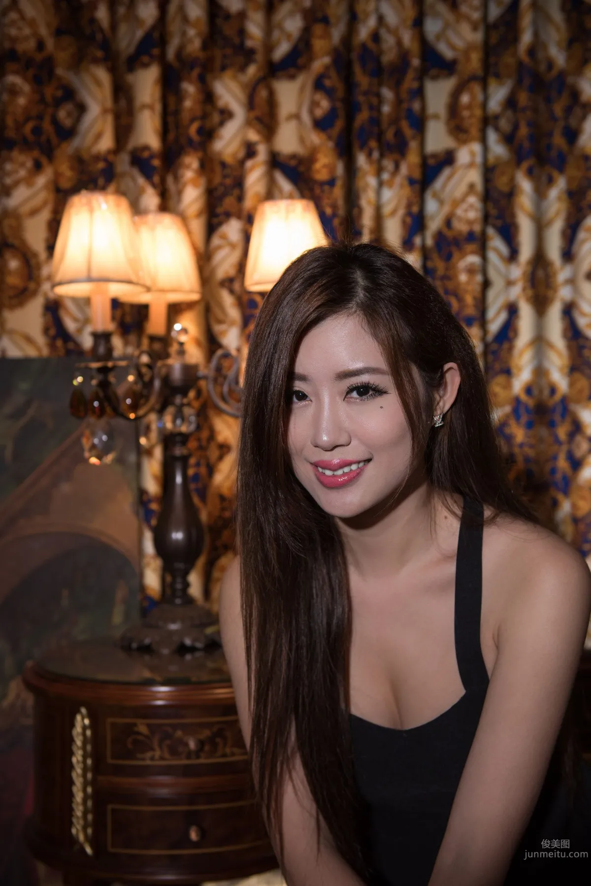 Shi Daila, Mature Woman Photo Series: Hotel Charm photo 49