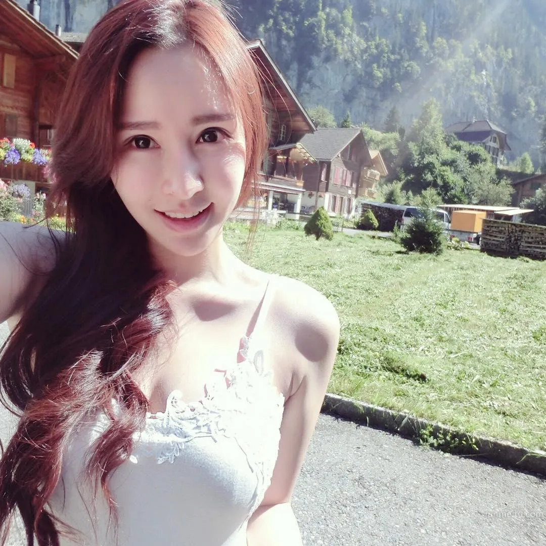 Malaysia Beauty Caster Ng, Ant Waist Shows Off Model's Perfect Figure photo 10
