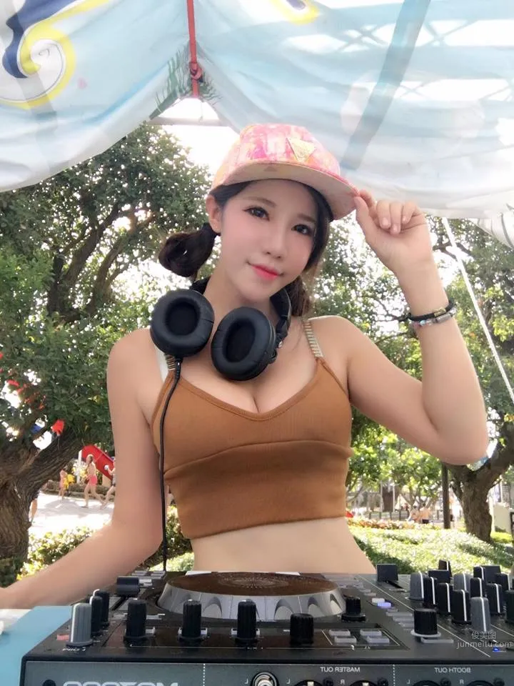So Cute! Goddess Cyndi Beautiful Bust and Great Figure, the Scene Is So Out of Line photo 26