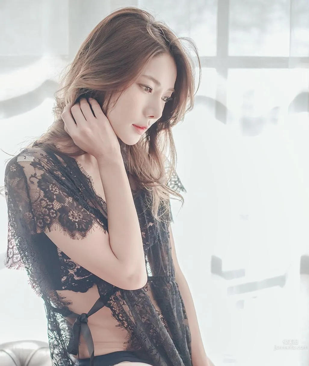 South Korean Fitness Beauty Mizili Yoon, Sexy Whether as Car Model or Sign Holder photo 13