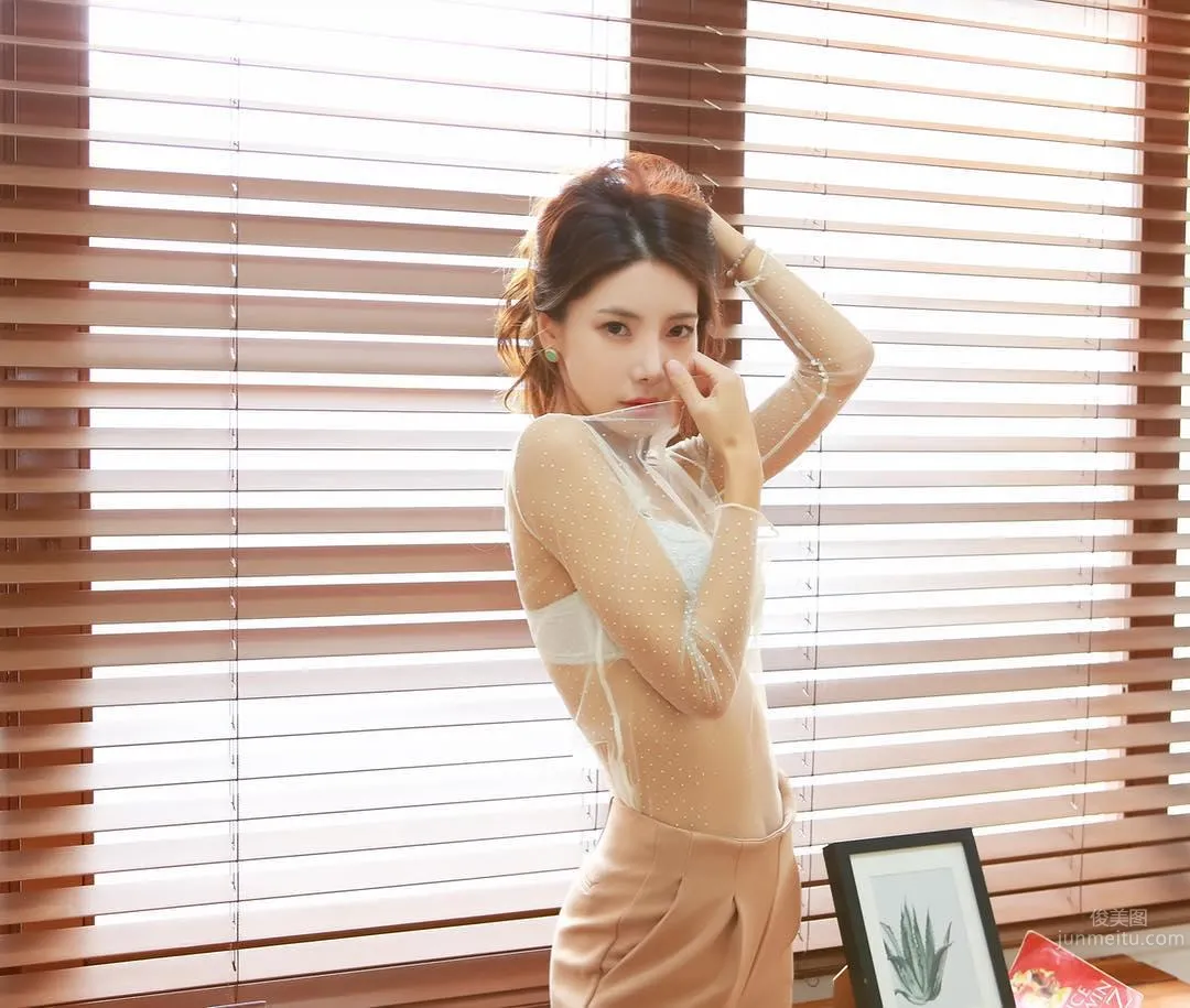 South Korean Fitness Beauty Mizili Yoon, Sexy Whether as Car Model or Sign Holder photo 16