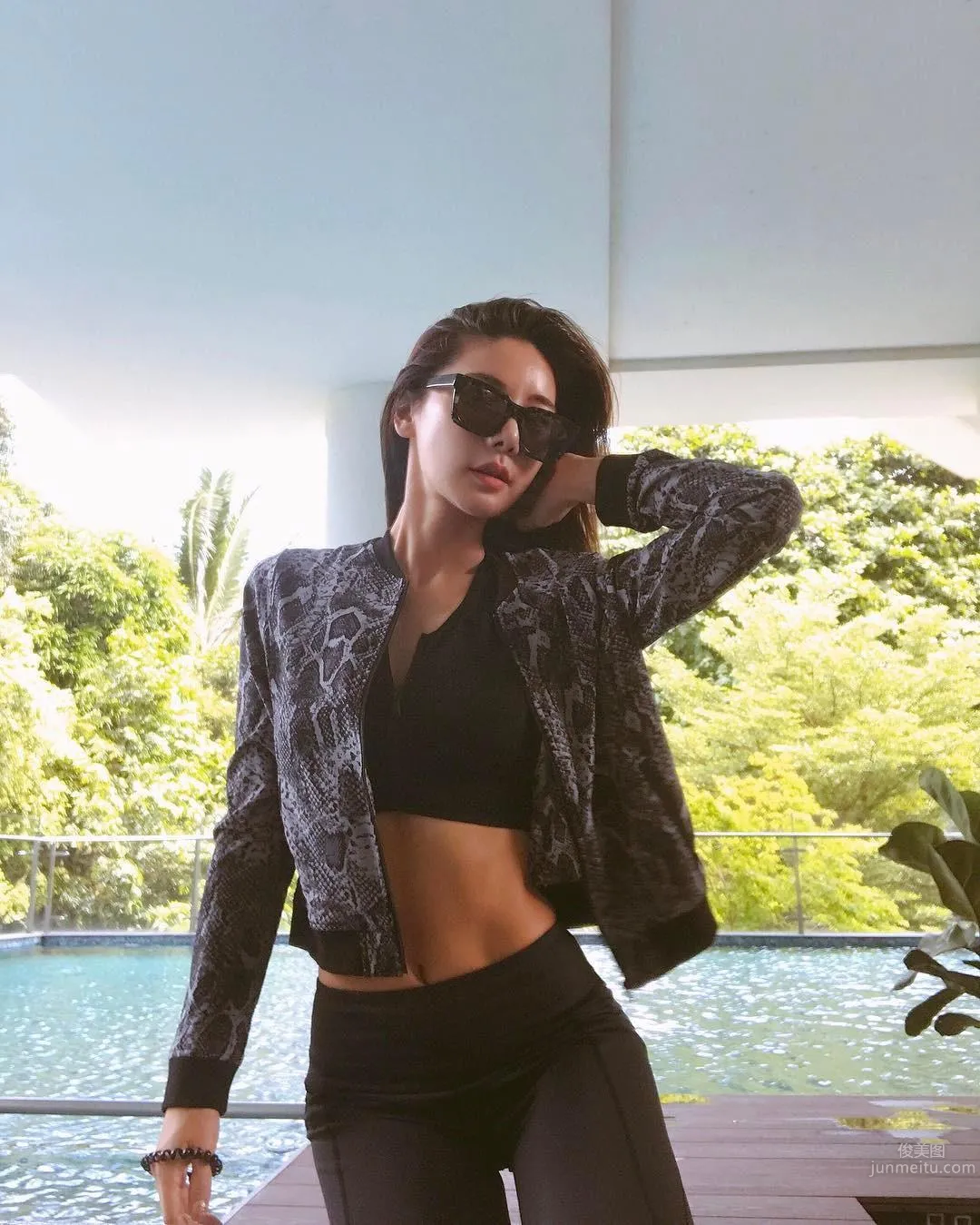 South Korean Fitness Beauty Mizili Yoon, Sexy Whether as Car Model or Sign Holder photo 25