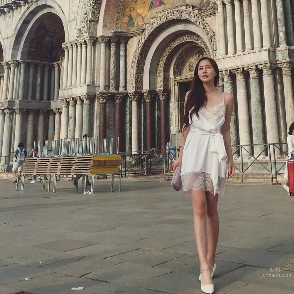 Malaysia Beauty Caster Ng, Ant Waist Shows Off Model's Perfect Figure photo 26
