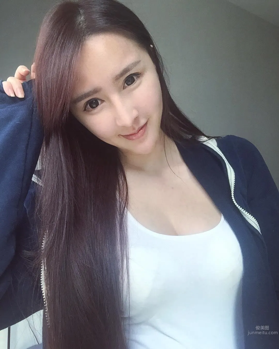 Malaysia Beauty Caster Ng, Ant Waist Shows Off Model's Perfect Figure photo 9