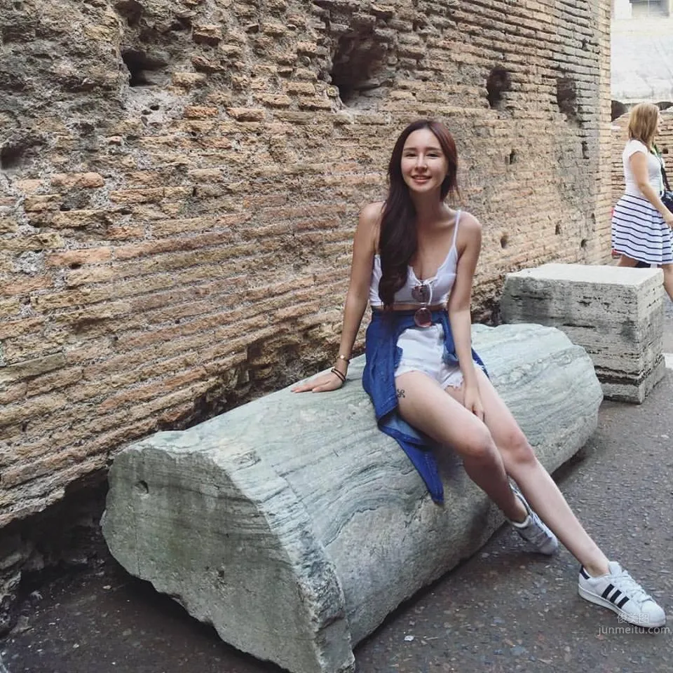 Malaysia Beauty Caster Ng, Ant Waist Shows Off Model's Perfect Figure photo 28