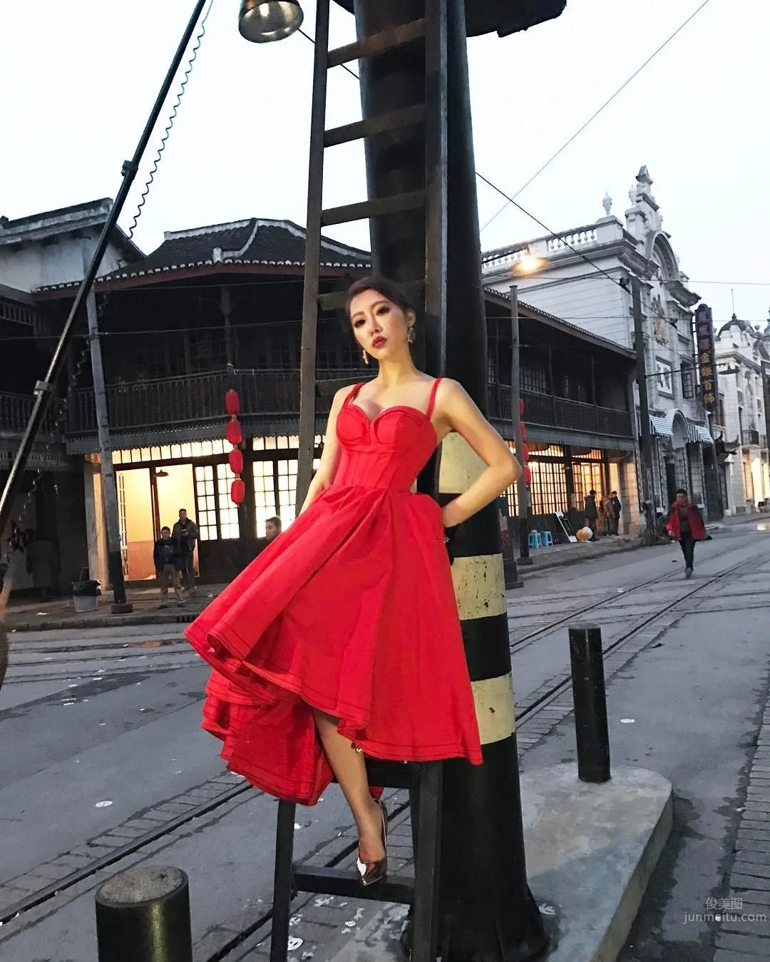 迷幻妖精唐琦琦 美胸馬甲線相得益彰 13