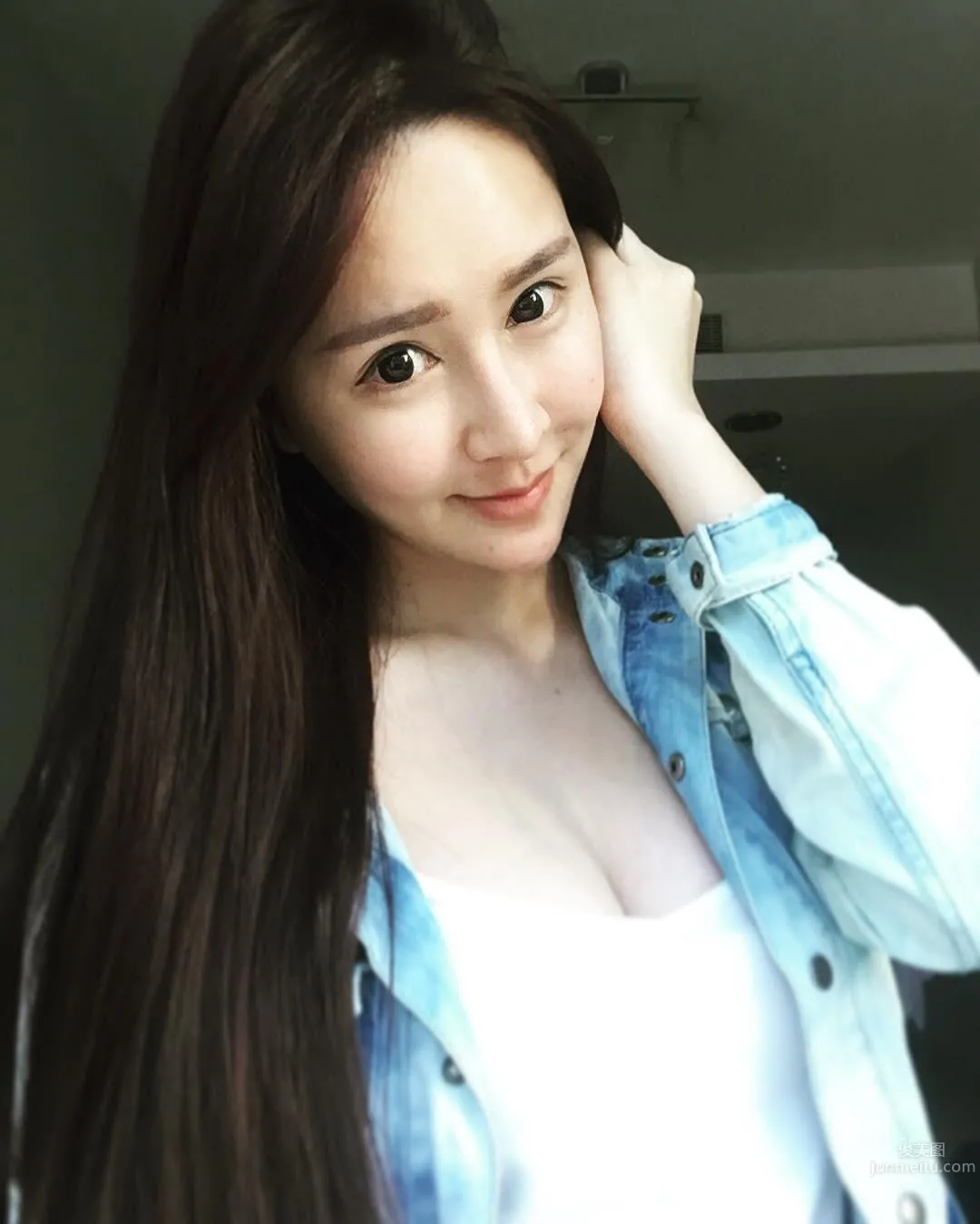 Malaysia Beauty Caster Ng, Ant Waist Shows Off Model's Perfect Figure photo 8