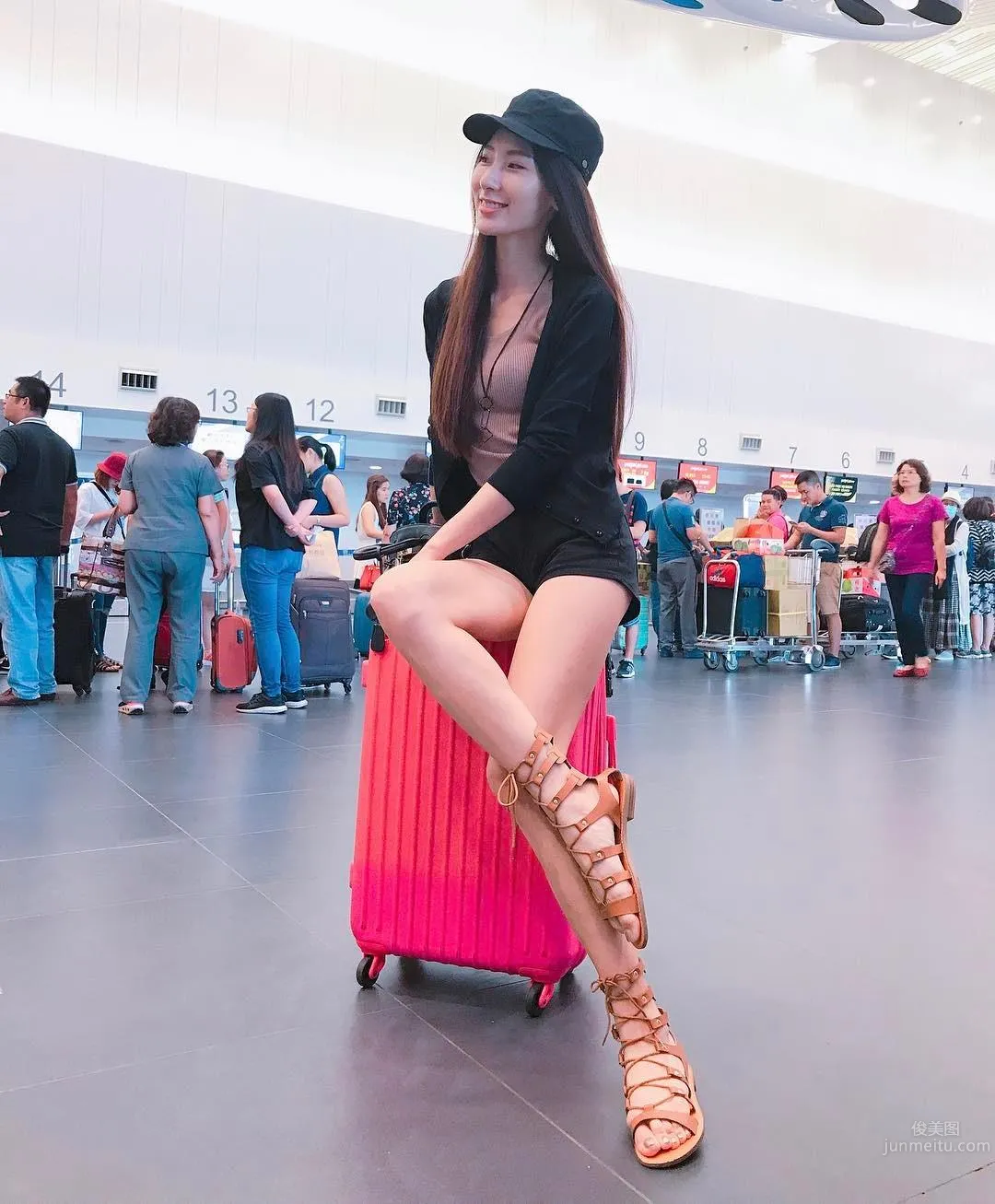 Taiwan Model He Weizhen Peerless Beautiful Legs Private Shoot photo 15