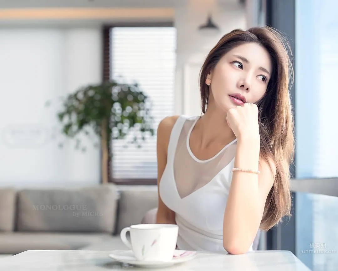 South Korean Fitness Beauty Mizili Yoon, Sexy Whether as Car Model or Sign Holder photo 8