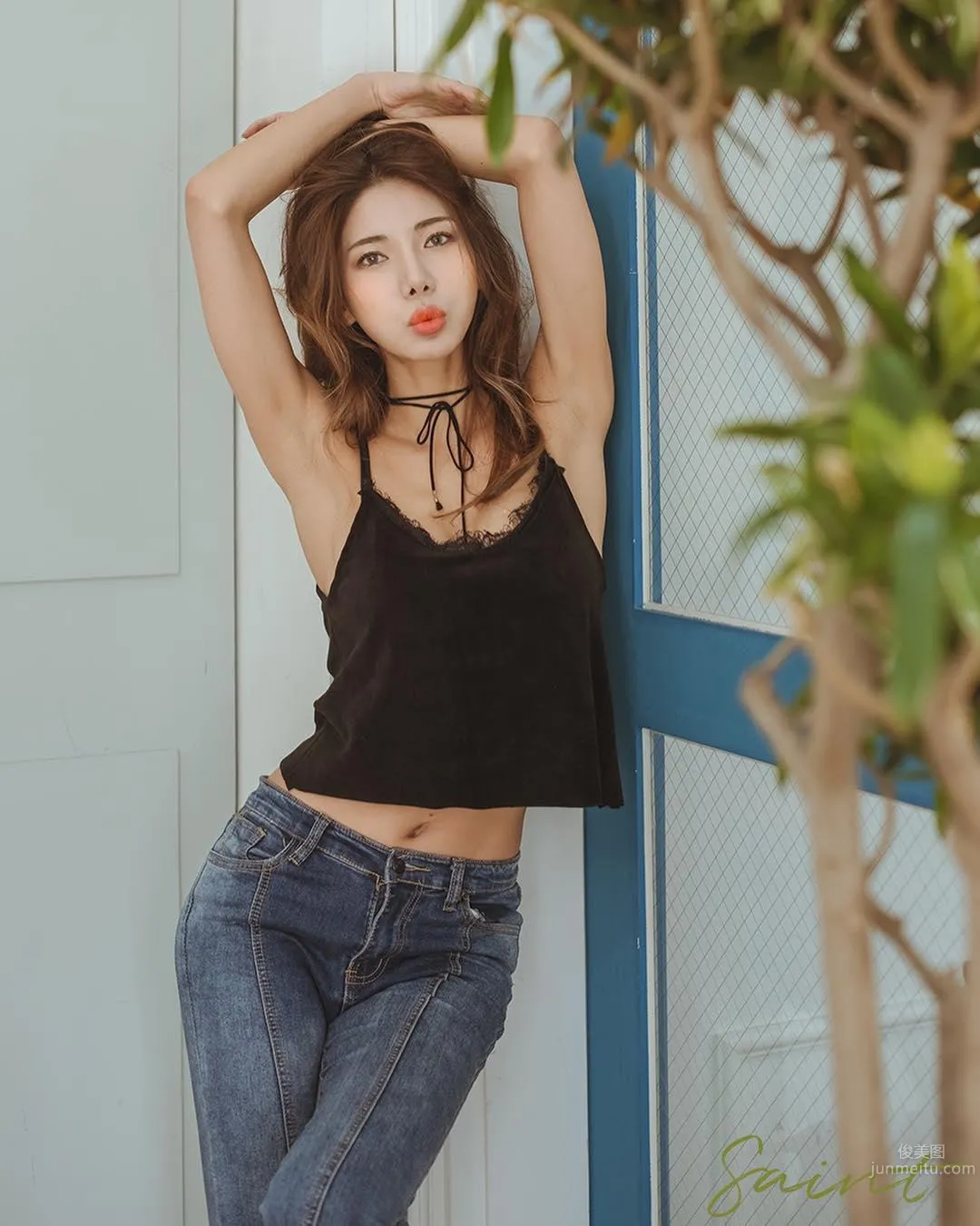 South Korean Fitness Beauty Mizili Yoon, Sexy Whether as Car Model or Sign Holder photo 18