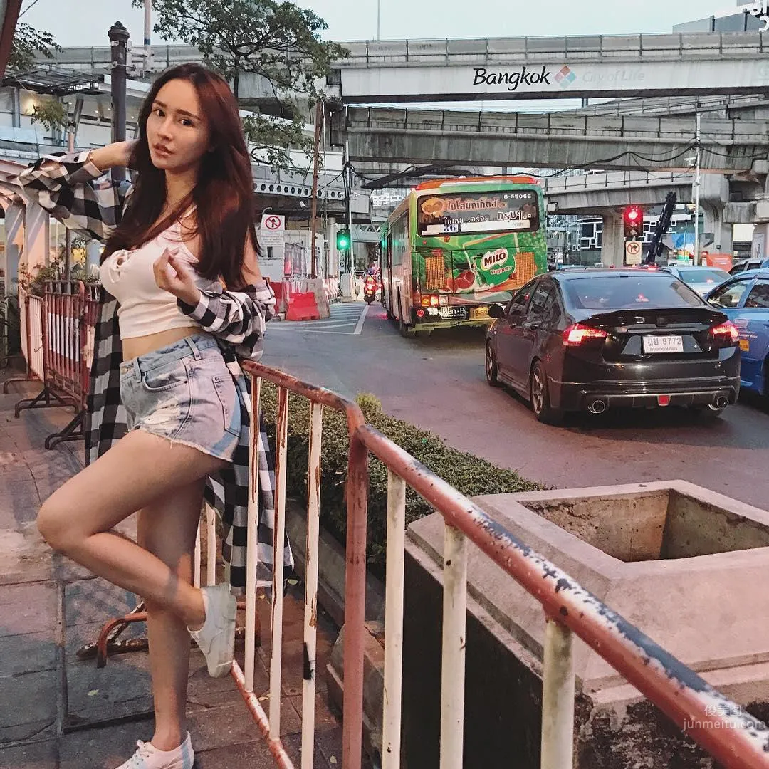 Malaysia Beauty Caster Ng, Ant Waist Shows Off Model's Perfect Figure photo 13