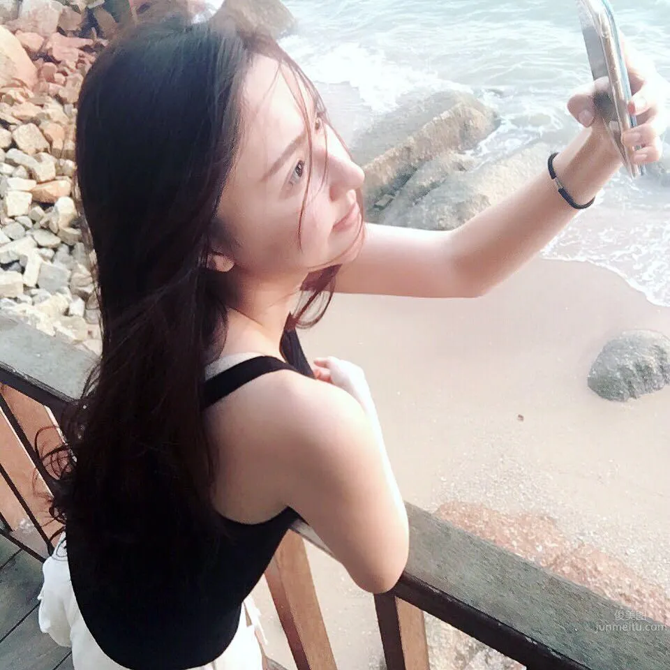 Malaysia Beauty Caster Ng, Ant Waist Shows Off Model's Perfect Figure photo 3