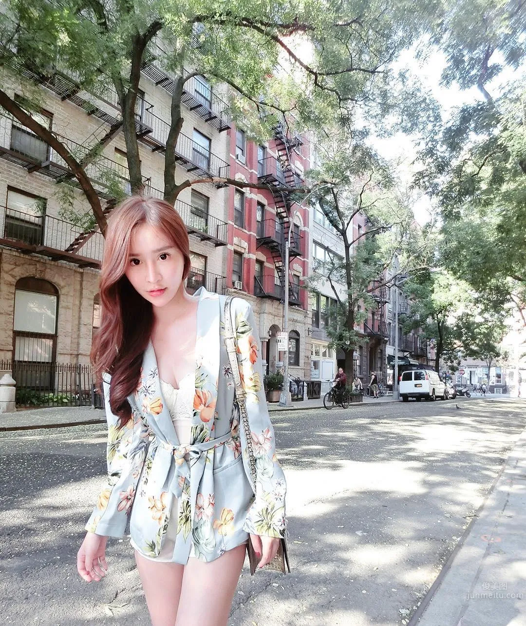 Malaysia Beauty Caster Ng, Ant Waist Shows Off Model's Perfect Figure photo 24
