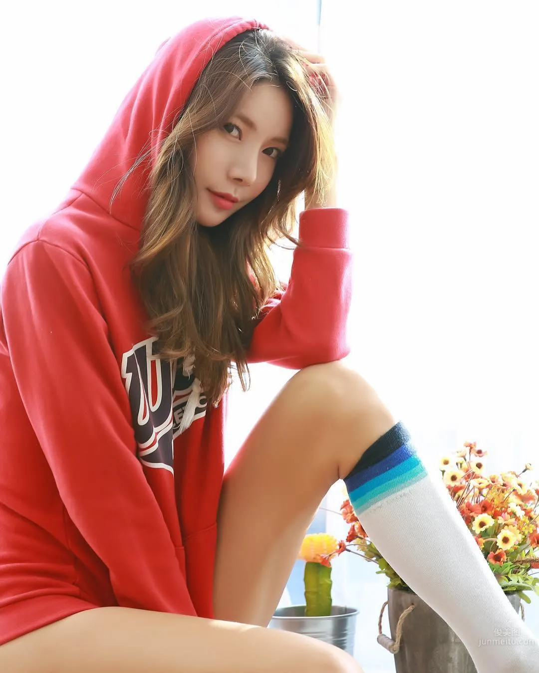 South Korean Fitness Beauty Mizili Yoon, Sexy Whether as Car Model or Sign Holder photo 5