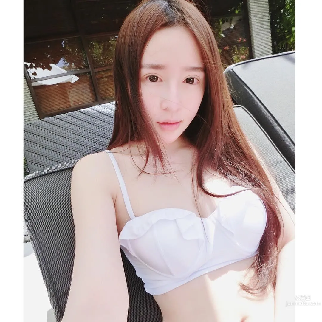 Malaysia Beauty Caster Ng, Ant Waist Shows Off Model's Perfect Figure photo 21
