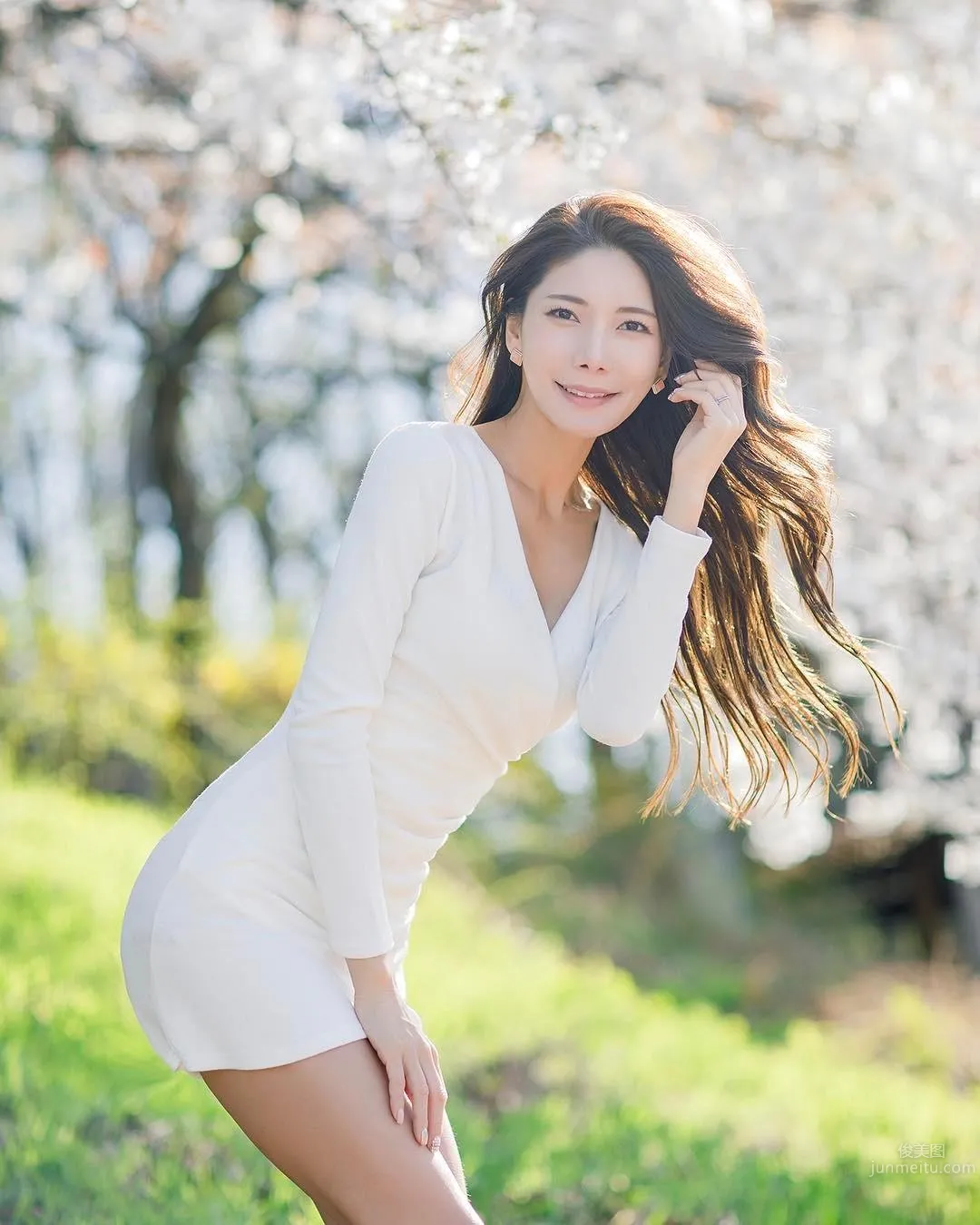 South Korean Fitness Beauty Mizili Yoon, Sexy Whether as Car Model or Sign Holder photo 26