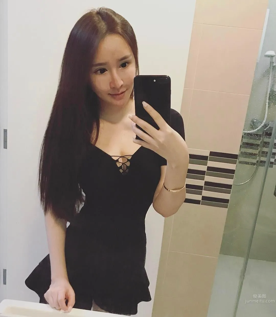 Malaysia Beauty Caster Ng, Ant Waist Shows Off Model's Perfect Figure photo 16