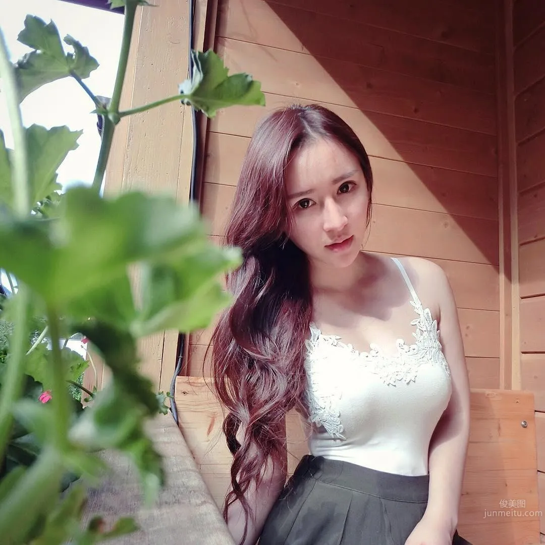 Malaysia Beauty Caster Ng, Ant Waist Shows Off Model's Perfect Figure photo 11