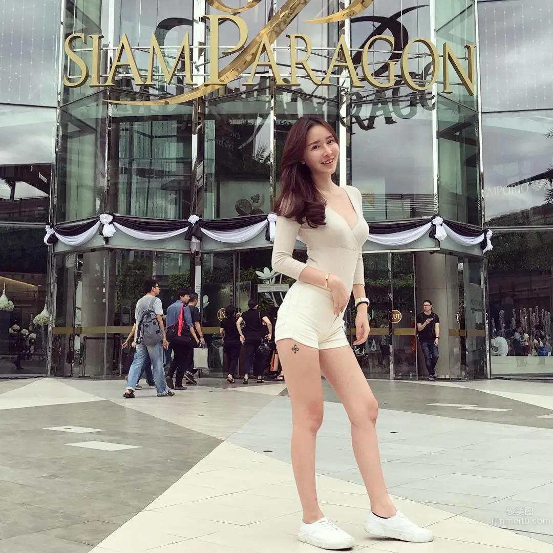 Malaysia Beauty Caster Ng, Ant Waist Shows Off Model's Perfect Figure photo 14