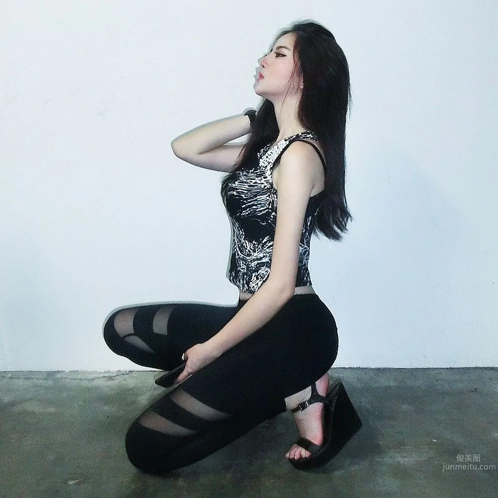 Malaysian Johor Beauty Li Jiali, Star-Like Elegance with Unfathomably Deep Cleavage photo 10