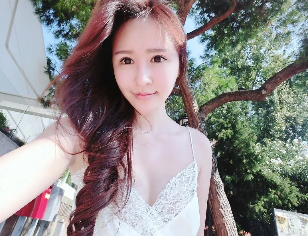 Malaysia Beauty Caster Ng, Ant Waist Shows Off Model's Perfect Figure photo 12