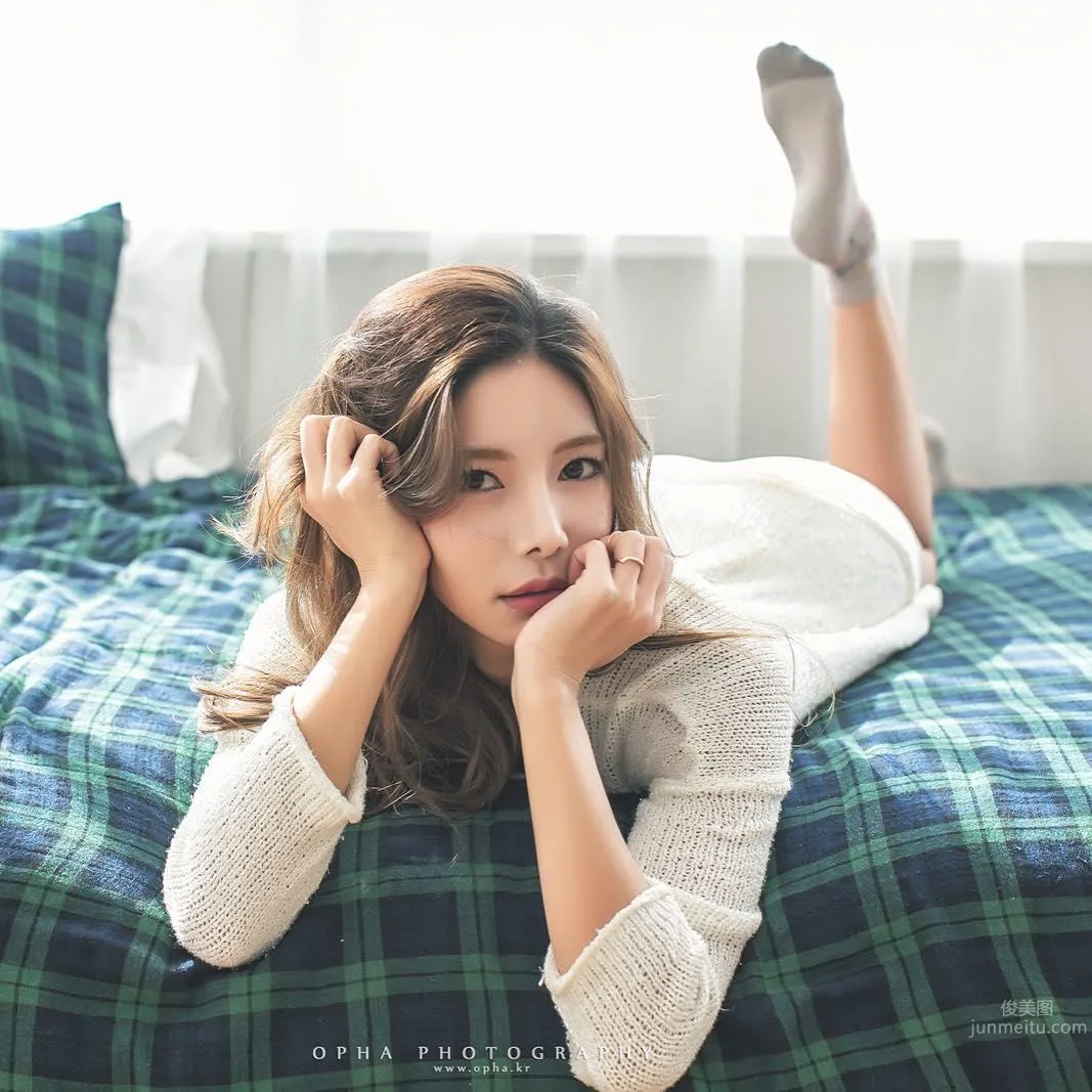 South Korean Fitness Beauty Mizili Yoon, Sexy Whether as Car Model or Sign Holder photo 4