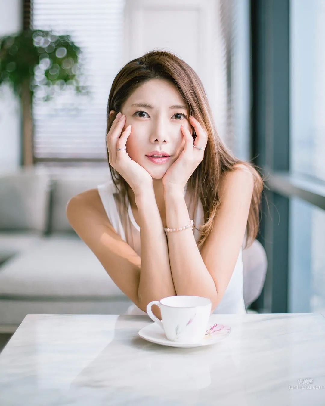South Korean Fitness Beauty Mizili Yoon, Sexy Whether as Car Model or Sign Holder photo 7