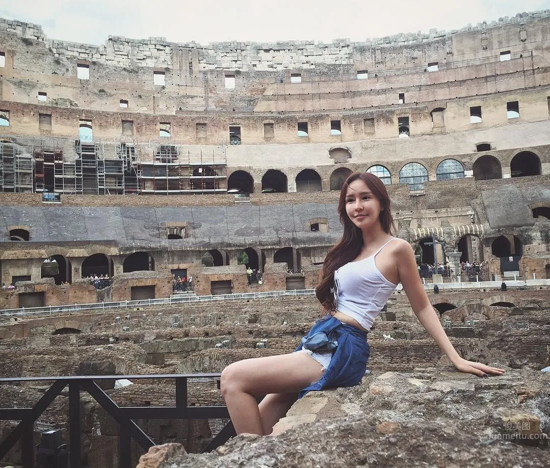 Malaysia Beauty Caster Ng, Ant Waist Shows Off Model's Perfect Figure photo 22