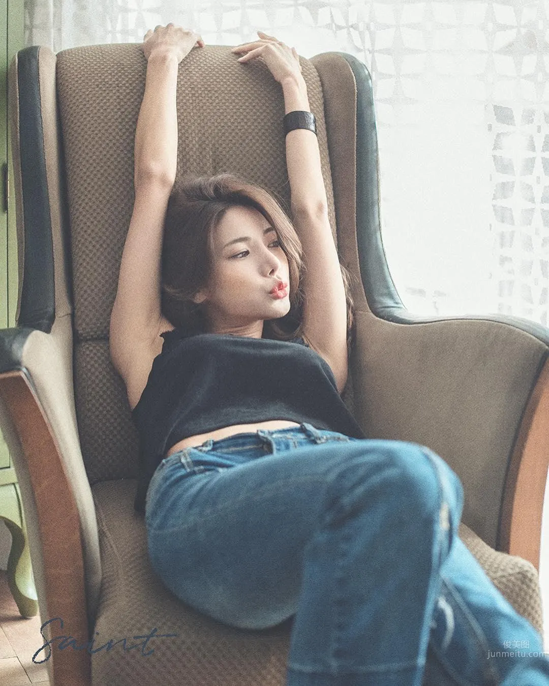South Korean Fitness Beauty Mizili Yoon, Sexy Whether as Car Model or Sign Holder photo 12