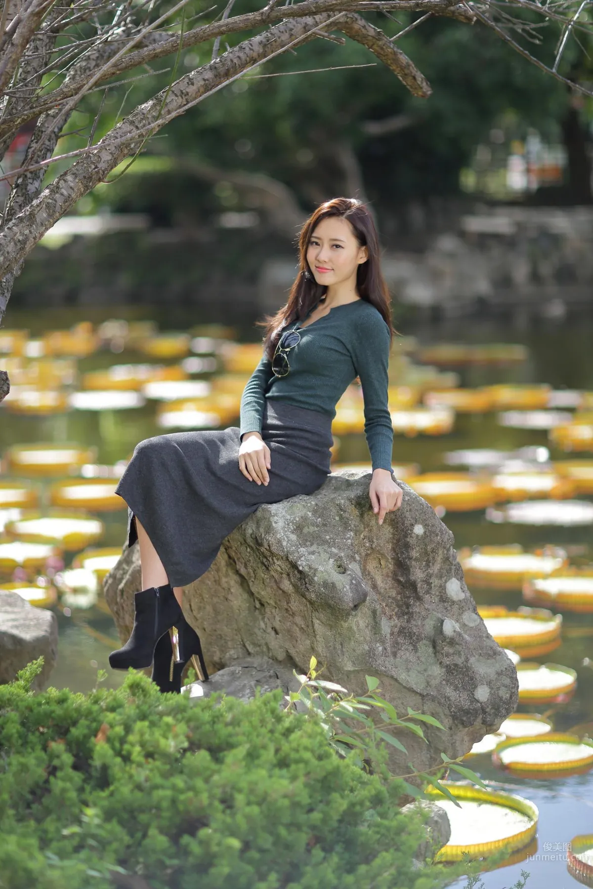 Guo Minwen - Mature Woman Photos, Wearing Less and Less photo 1