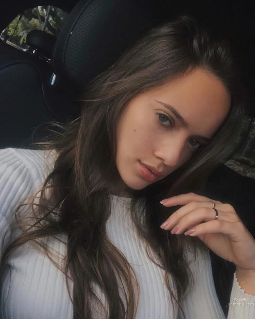 Mysterious Beauty Simona Taranu, Few Photos but Many Fans photo 25