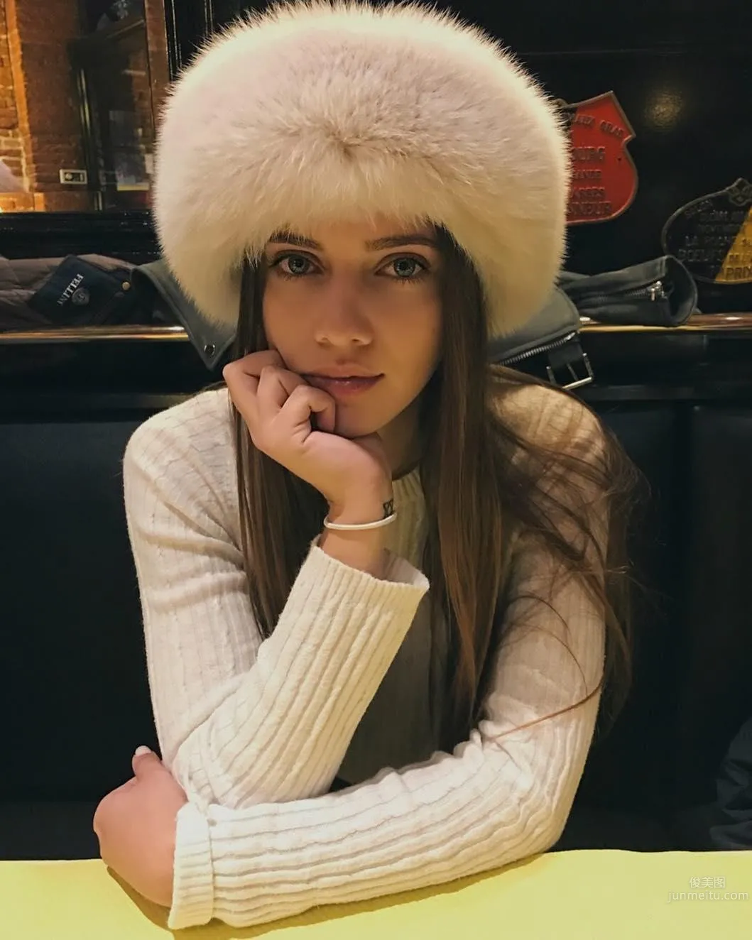 Mysterious Beauty Simona Taranu, Few Photos but Many Fans photo 14