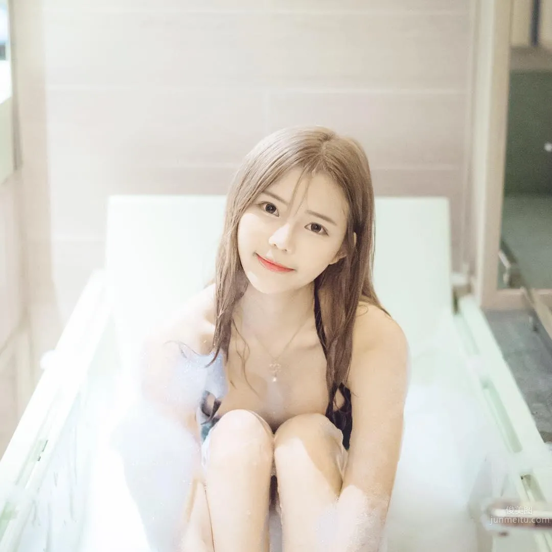 Singapore Beauty Wang Xueting, Snowy Skin and Long Slim Legs Are Super Eye-Catching photo 16