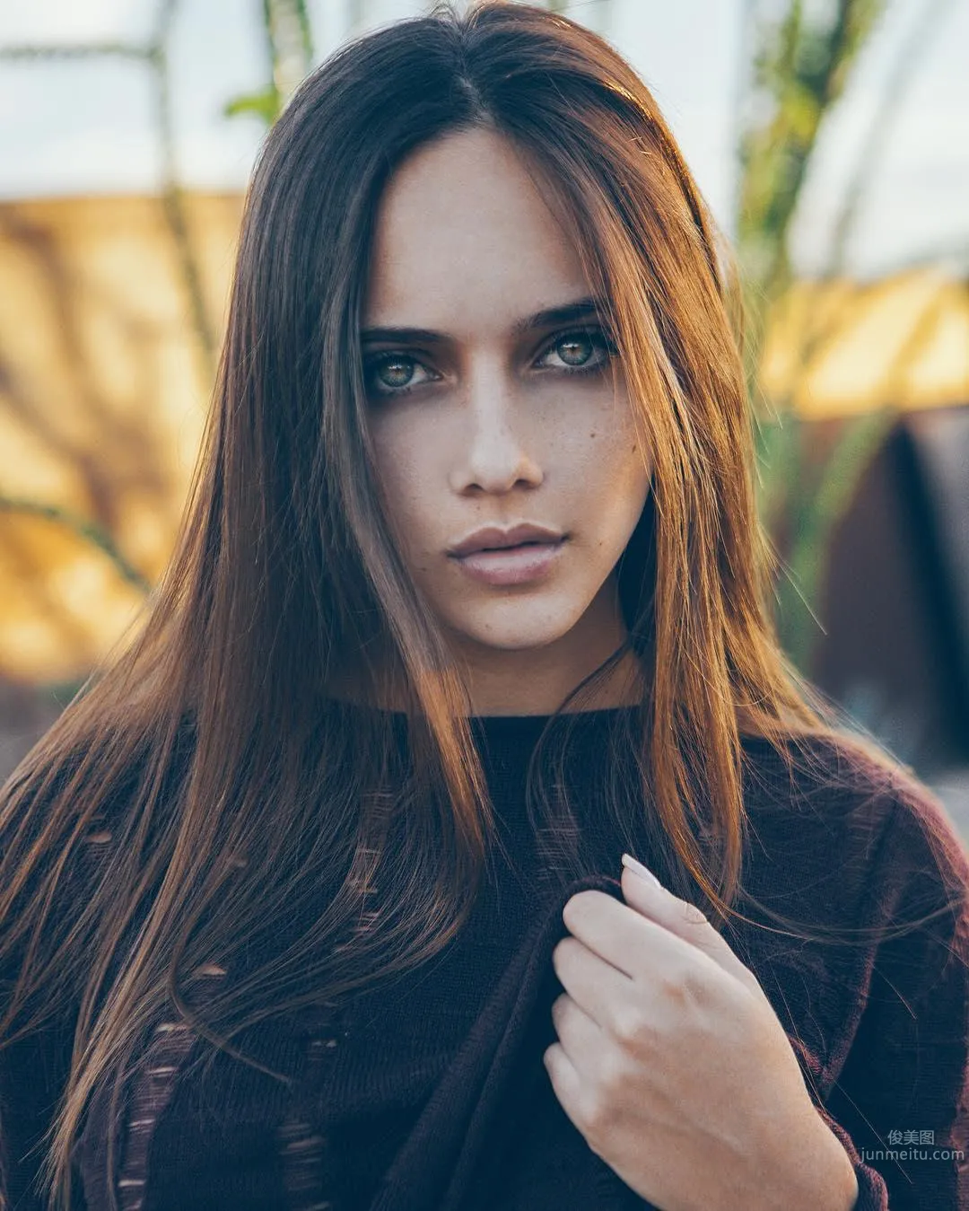 Mysterious Beauty Simona Taranu, Few Photos but Many Fans photo 10