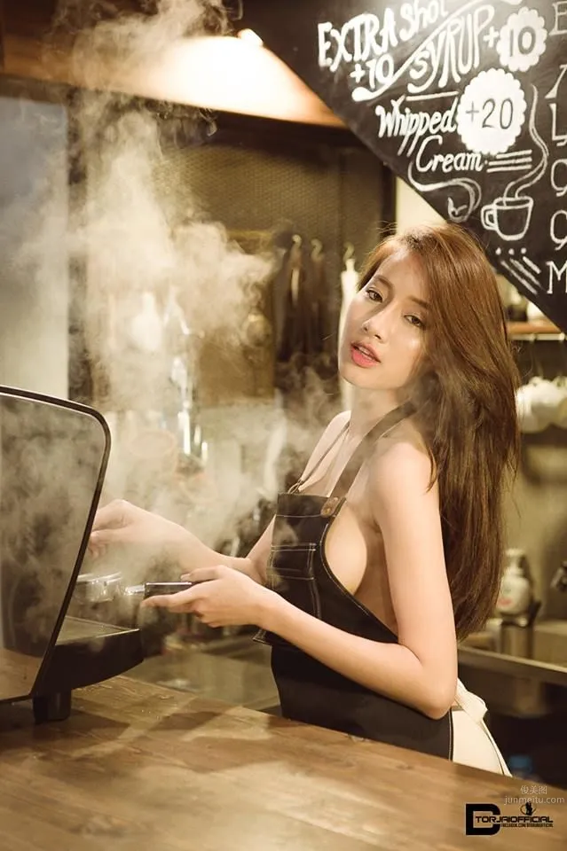 咖啡女神Pichana Yoosuk 圍裙藏不住的性感 6