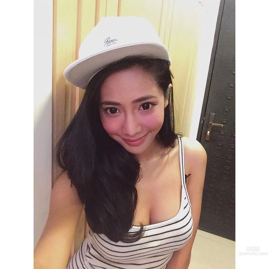 Mixed-Race Taiwanese Girl Yi Qian, Tank Top Invincible Combo photo 23