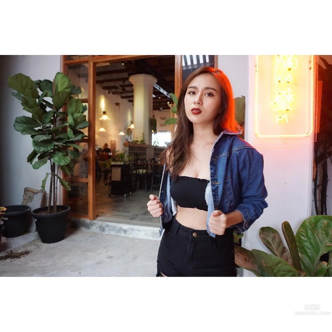 大马正妹Zacklyn Lee 双峰塔前秀傲人身材_15
