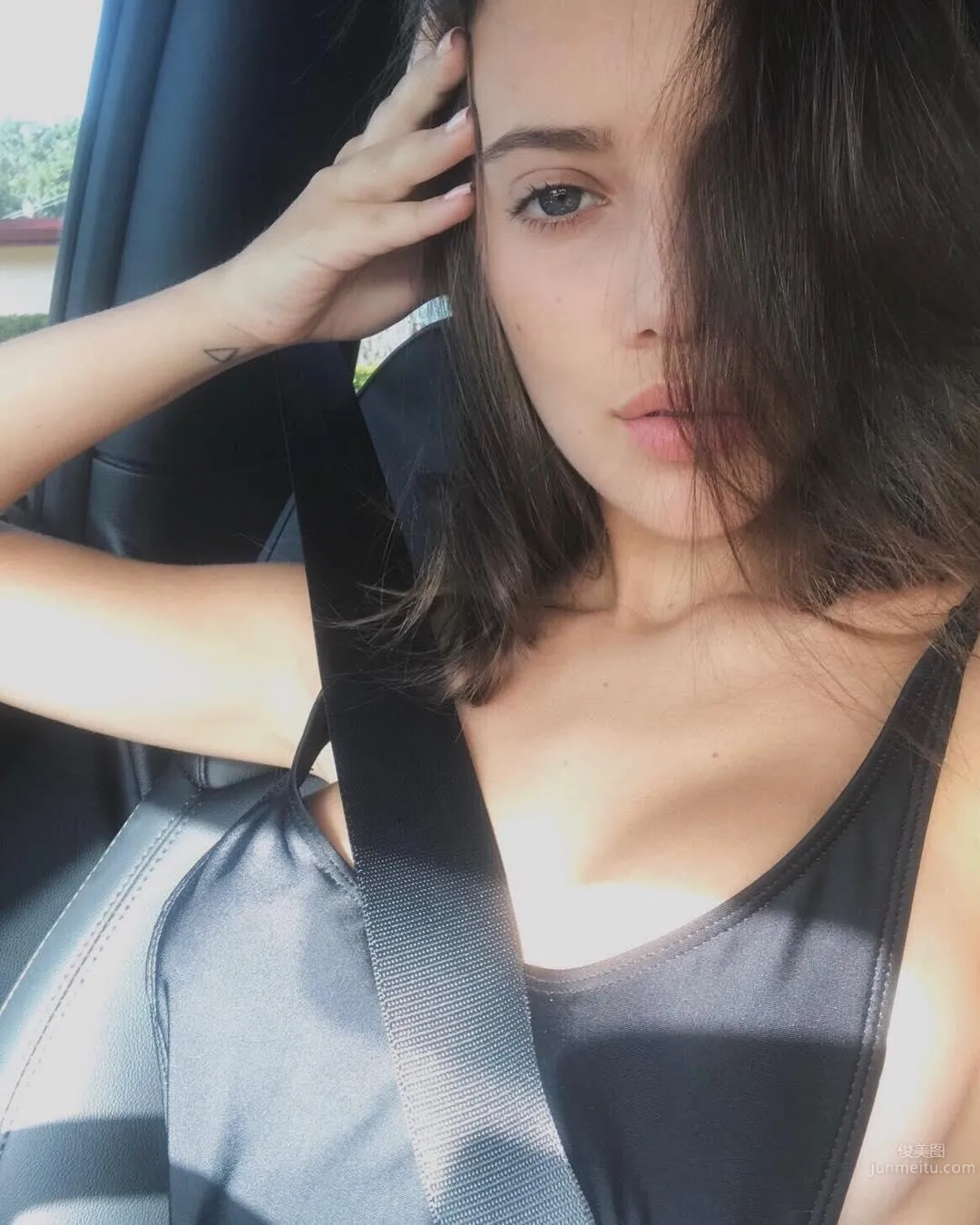 Mysterious Beauty Simona Taranu, Few Photos but Many Fans photo 24