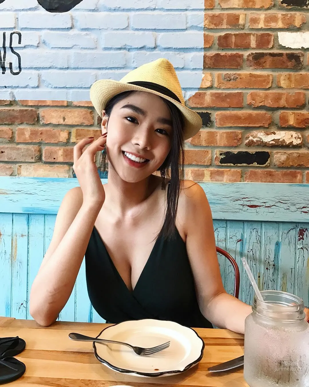 深圳正妹Macey Wan 吊帶上衣太緊身顔值太美 6
