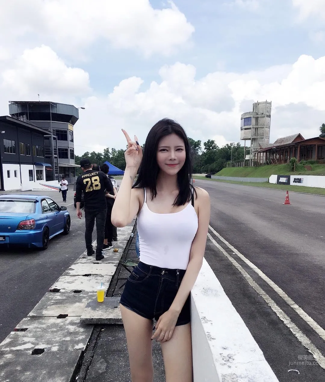 Singapore Beauty Wang Xueting, Snowy Skin and Long Slim Legs Are Super Eye-Catching photo 24