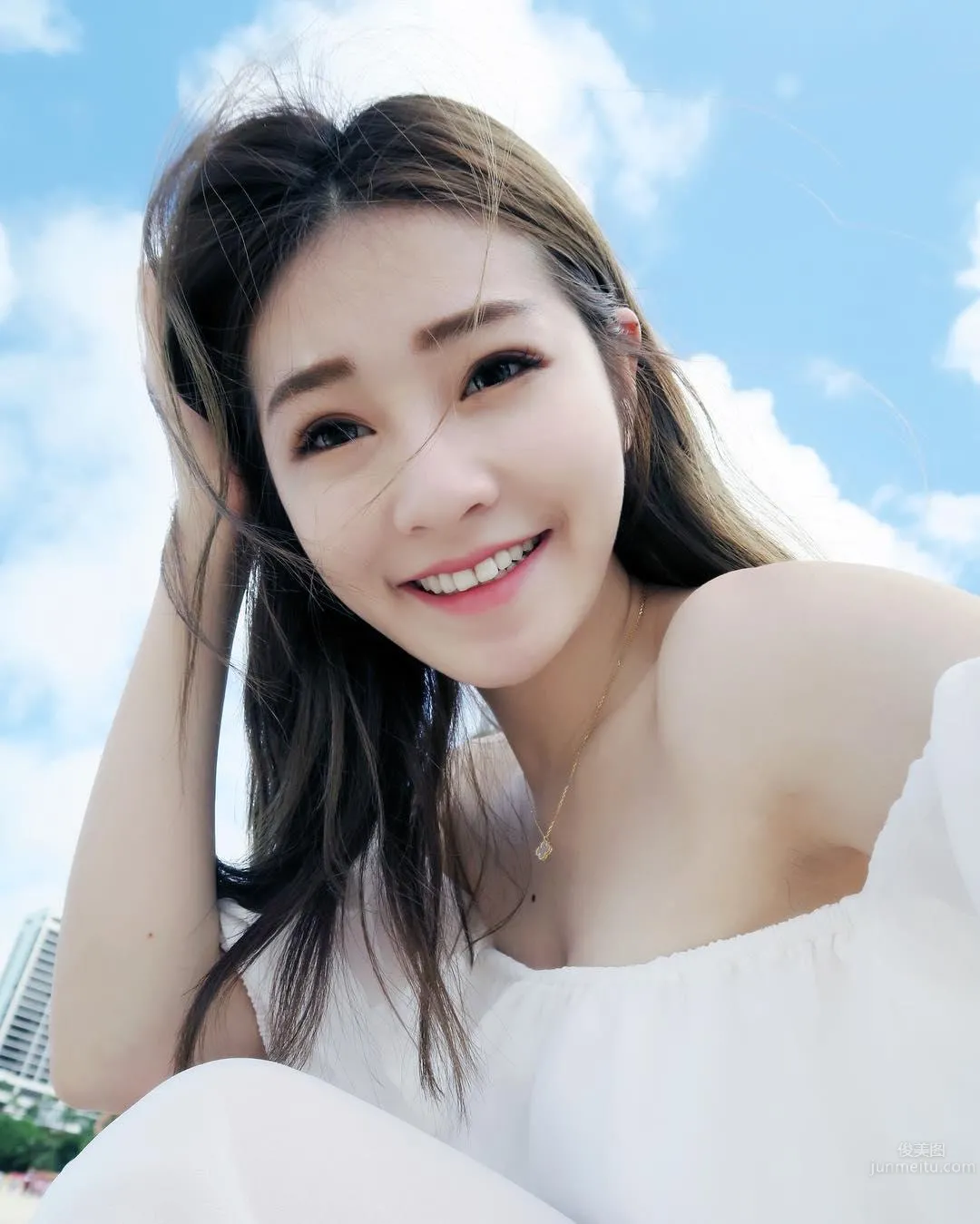 黃妍霓比基尼美背吸睛 沙灘寫字網友隻看見酥胸 5