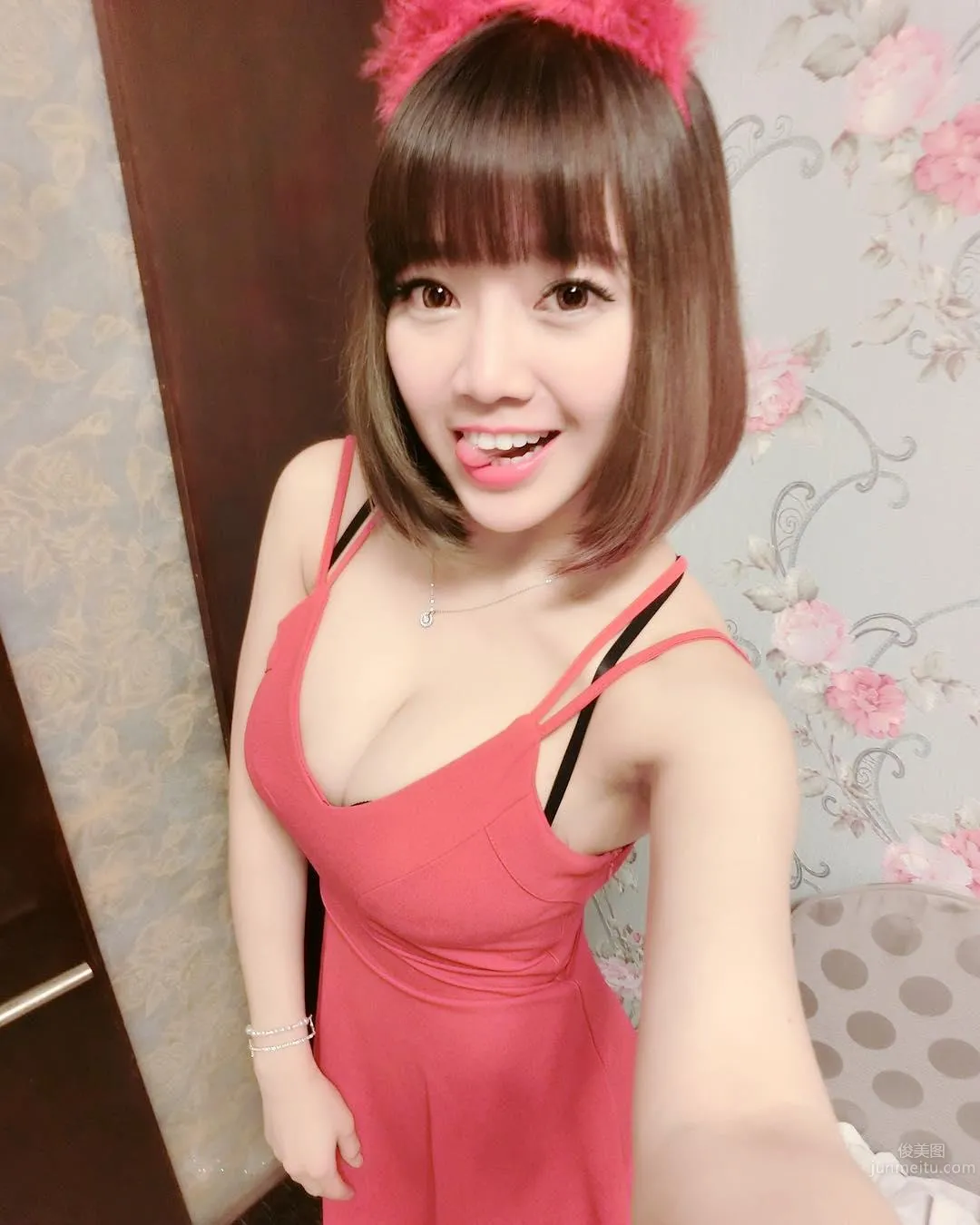 Taipei's Hottest Piano Teacher, Chen Tianxin Plays and Sings with a Great Figure photo 20